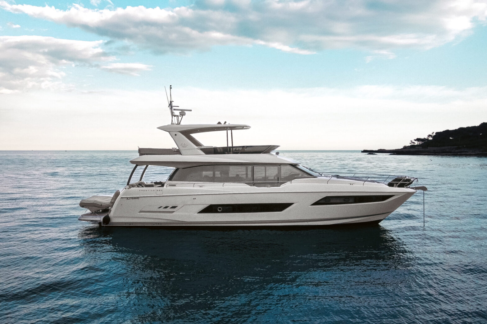 Prestige 680 in Cannes